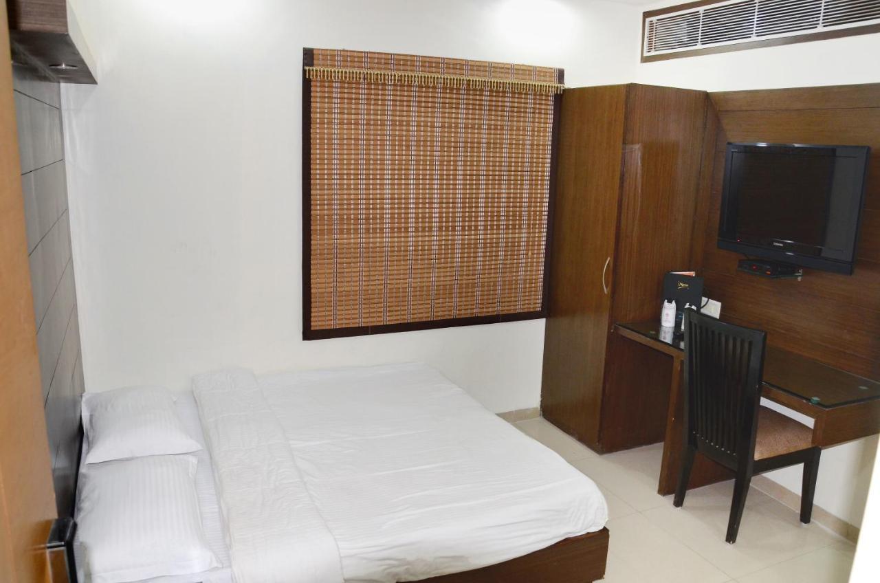Hotel Mohan International New Delhi Bagian luar foto