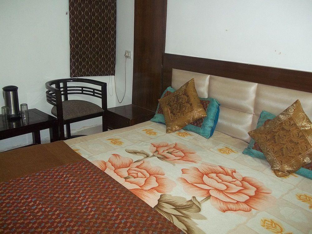 Hotel Mohan International New Delhi Bagian luar foto