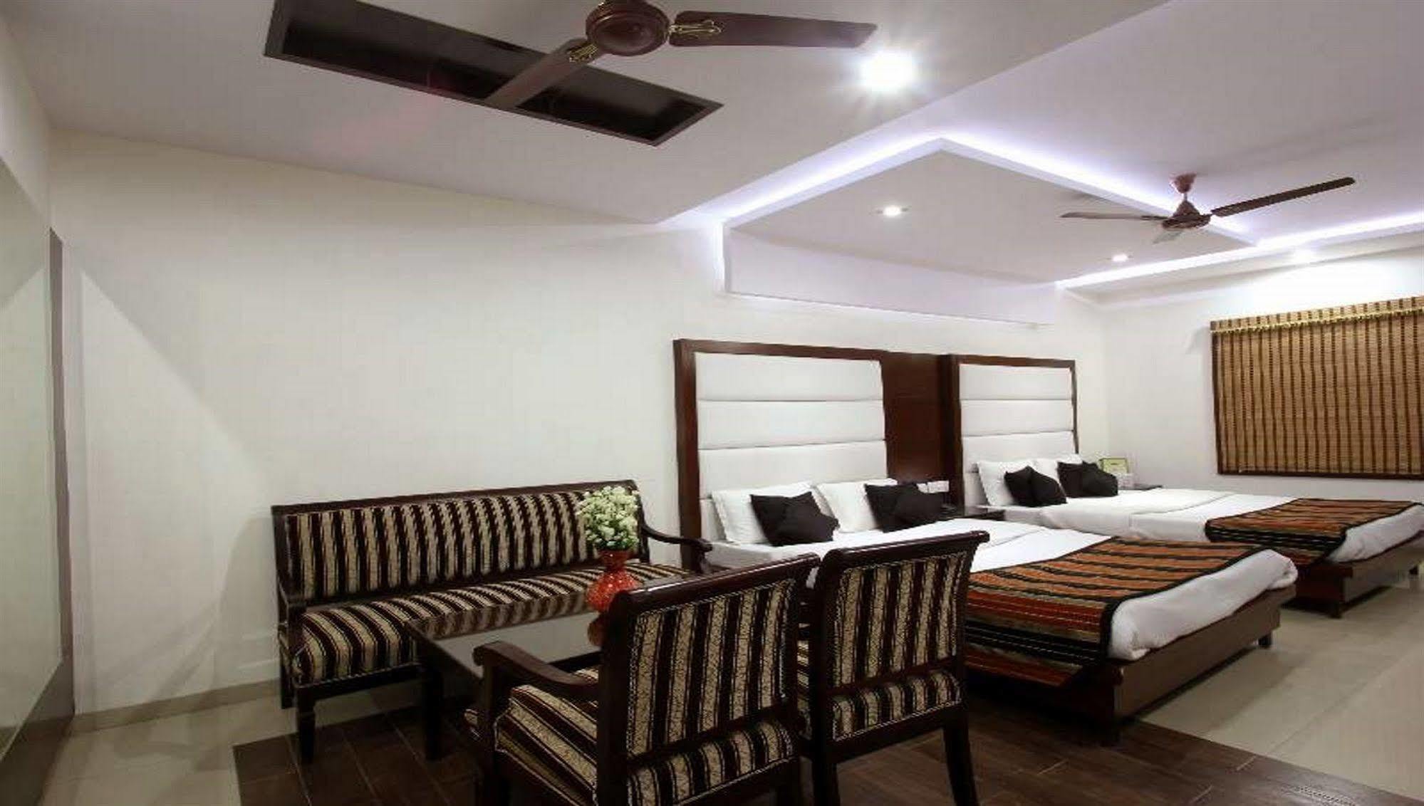 Hotel Mohan International New Delhi Bagian luar foto