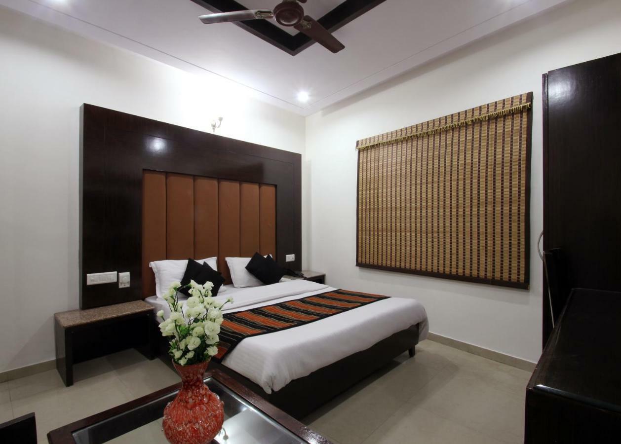 Hotel Mohan International New Delhi Bagian luar foto