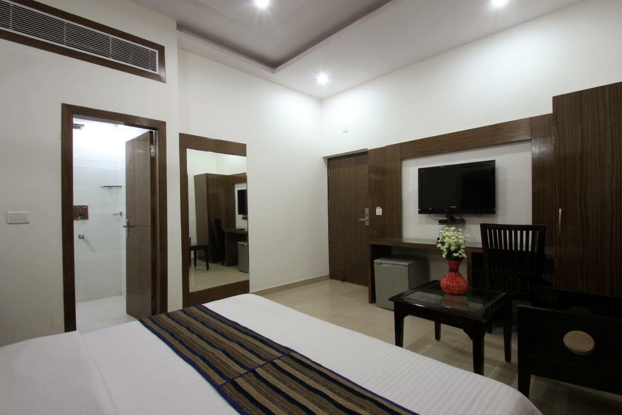 Hotel Mohan International New Delhi Bagian luar foto