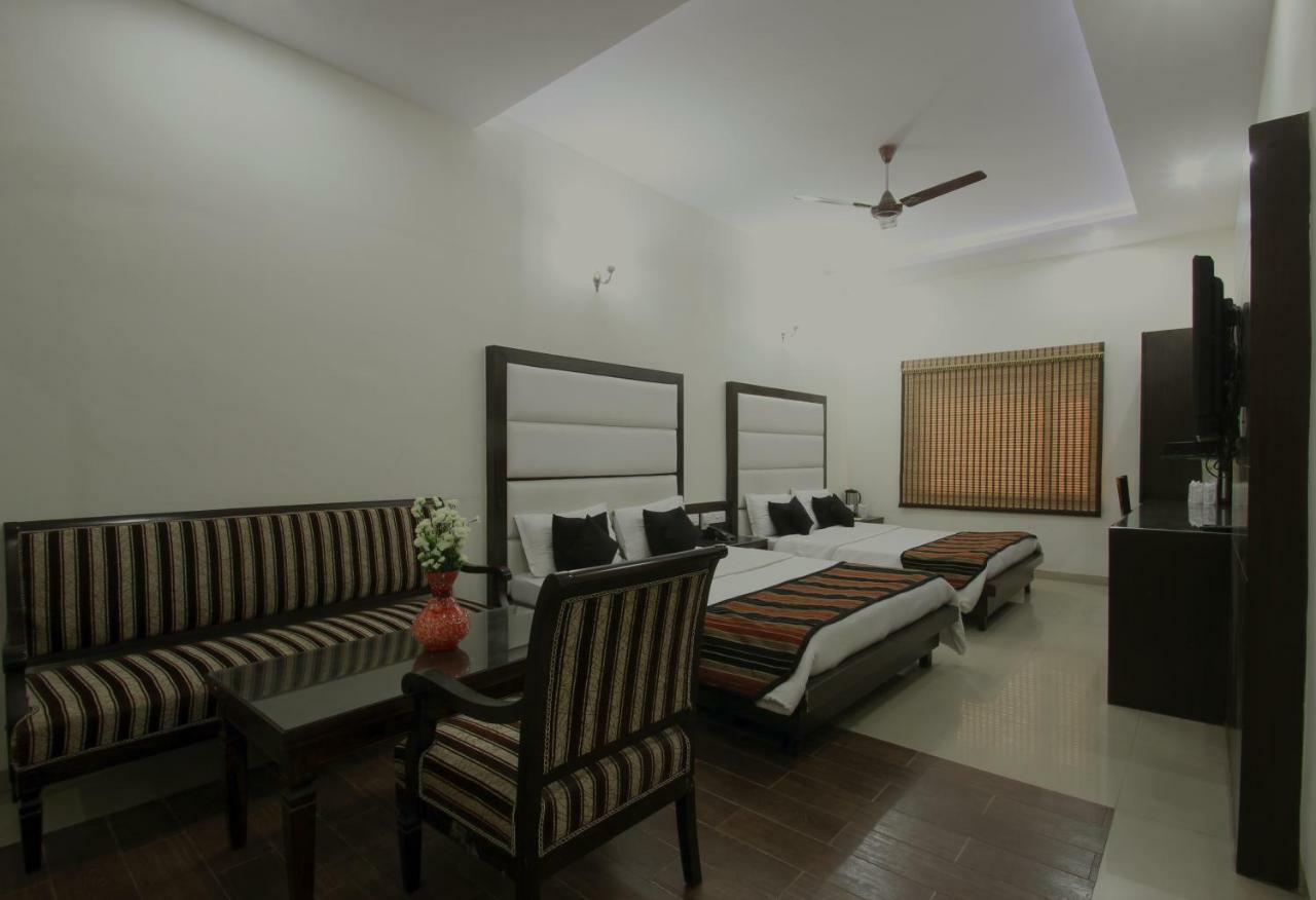 Hotel Mohan International New Delhi Bagian luar foto