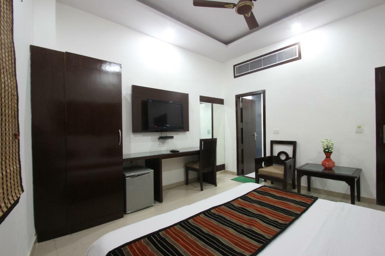 Hotel Mohan International New Delhi Bagian luar foto